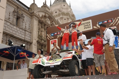 MOTORSPORT - DAKAR ARGENTINA CHILE PERU 2012 - STAGE 14 - PISCO (PER) TO LIMA (PER) - 15/01/2012 - PHOTO: ERIC VARGIOLU / DPPI
CHABOT RONAN (FRA)  SMG BUGGY AMBIANCE / PORTRAIT - FINISH PODIUM
PILLOT GILLES (FRA) SMG BUGGY AMBIANCE / PORTRAIT
