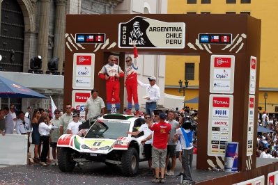 MOTORSPORT - DAKAR ARGENTINA CHILE PERU 2012 - STAGE 14 - PISCO (PER) TO LIMA (PER) - 15/01/2012 - PHOTO: FRANÃOIS FLAMAND / DPPI
CHABOT RONAN (FRA)  SMG BUGGY AMBIANCE / PORTRAIT - FINISH PODIUM
PILLOT GILLES (FRA) SMG BUGGY AMBIANCE / PORTRAIT