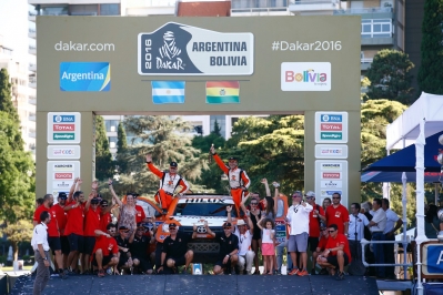 316 CHABOT Ronan (fra) PILLOT Gilles (fra) TOYOTA ambiance during the Dakar 2016 Argentina, Bolivia, Etape 13 / Stage 13, Villa Carlos Paz â Rosario, Finish - Podium from January 16, 2016 - Photo Gregory Lenormand / DPPI