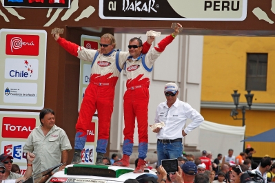 MOTORSPORT - DAKAR ARGENTINA CHILE PERU 2012 - STAGE 14 - PISCO (PER) TO LIMA (PER) - 15/01/2012 - PHOTO: FRANÃOIS FLAMAND / DPPI
CHABOT RONAN (FRA)  SMG BUGGY AMBIANCE / PORTRAIT - FINISH PODIUM
PILLOT GILLES (FRA) SMG BUGGY AMBIANCE / PORTRAIT